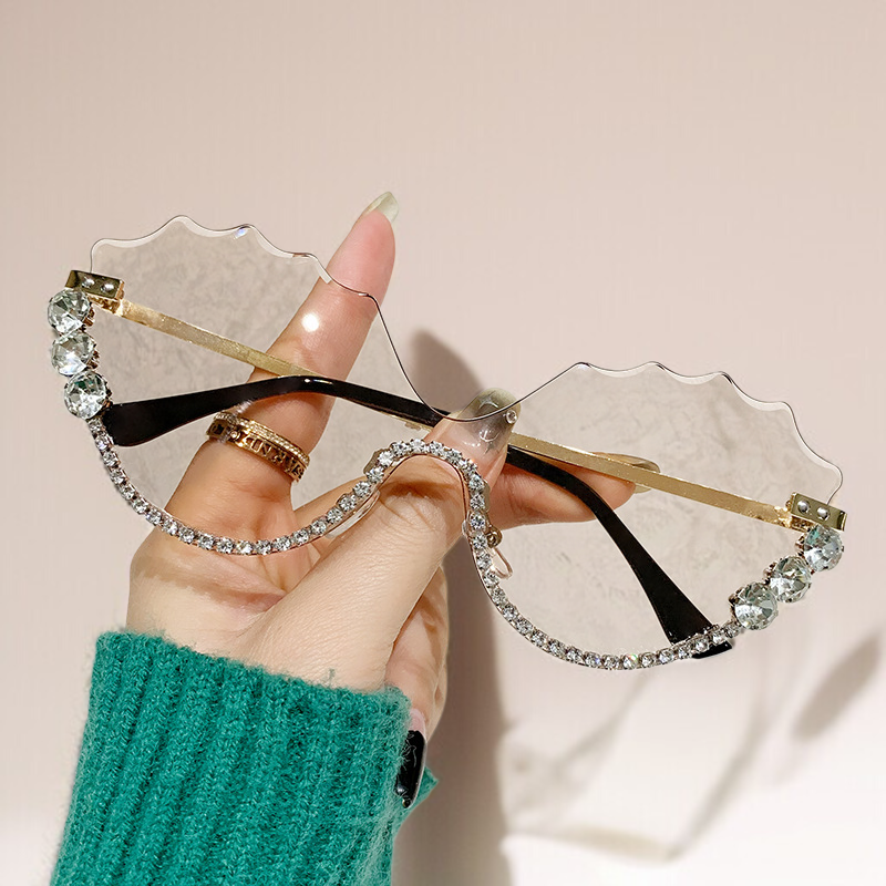 流行幾何形アイウェア　レディースUVサングラス　水晶装飾付き