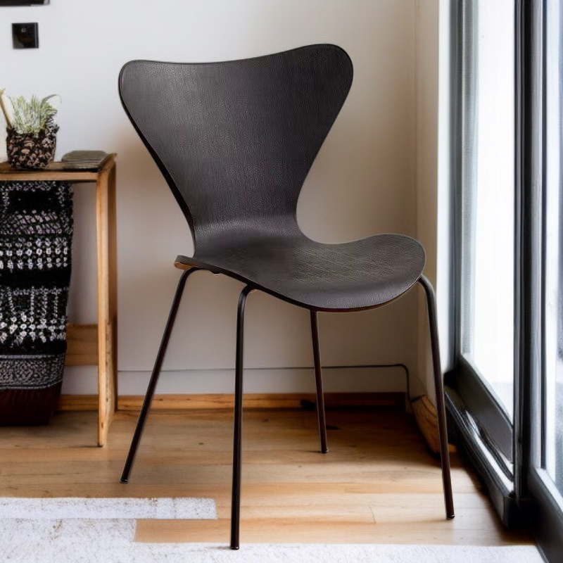 심플하고 고급스러운 플라스틱 의자