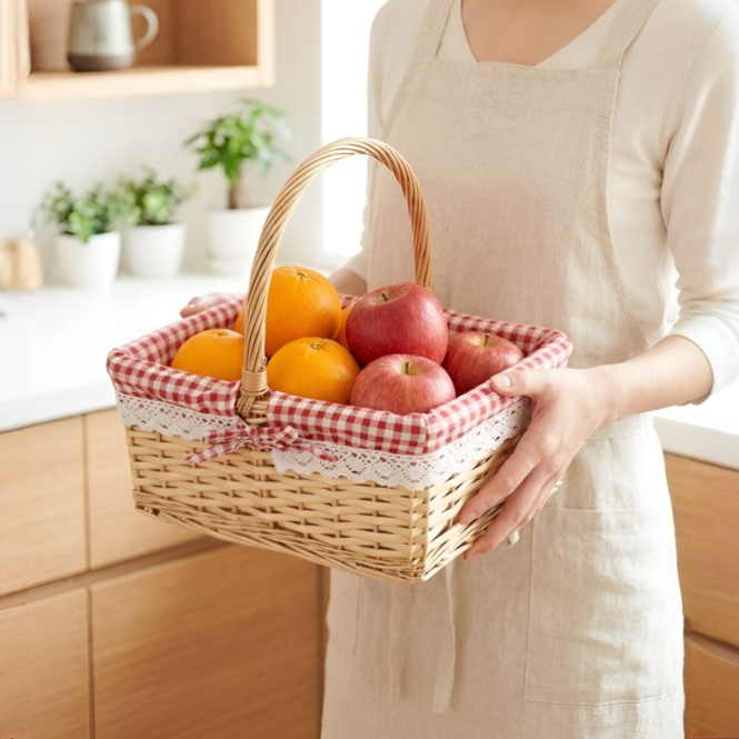 手持ち式の籐製フルーツバスケット