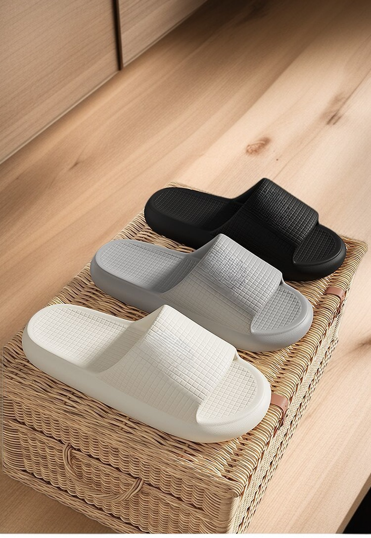 가벼운 소재의 여름 샌들