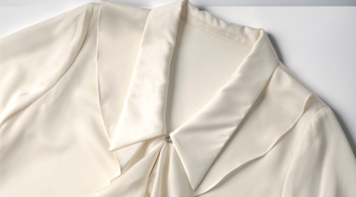 フランスらしいフリルディテールのトップス