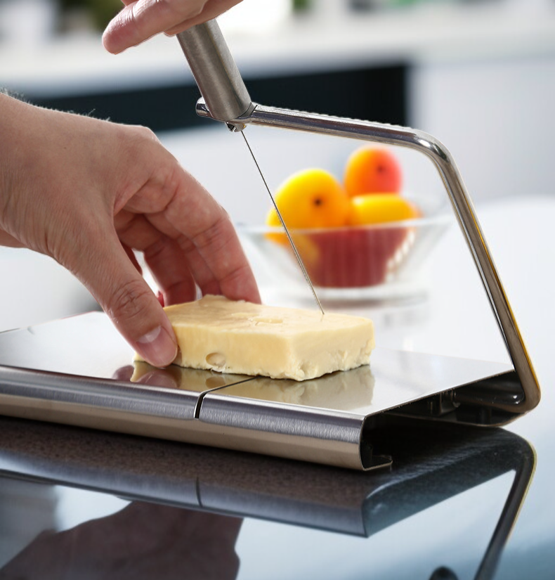 주방에서 치즈 슬라이서 활용 예시