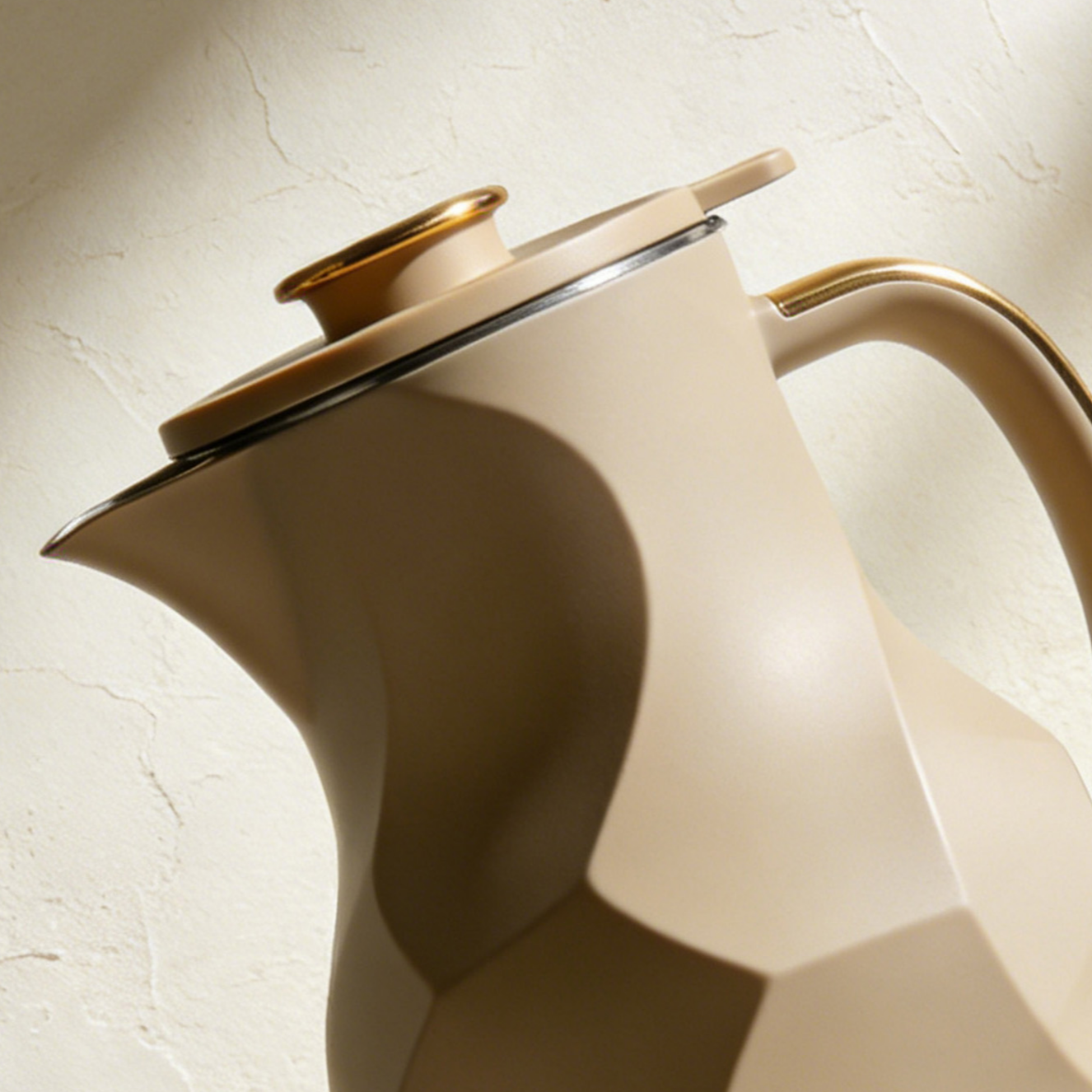 Electric kettle with adjustable temperature settings