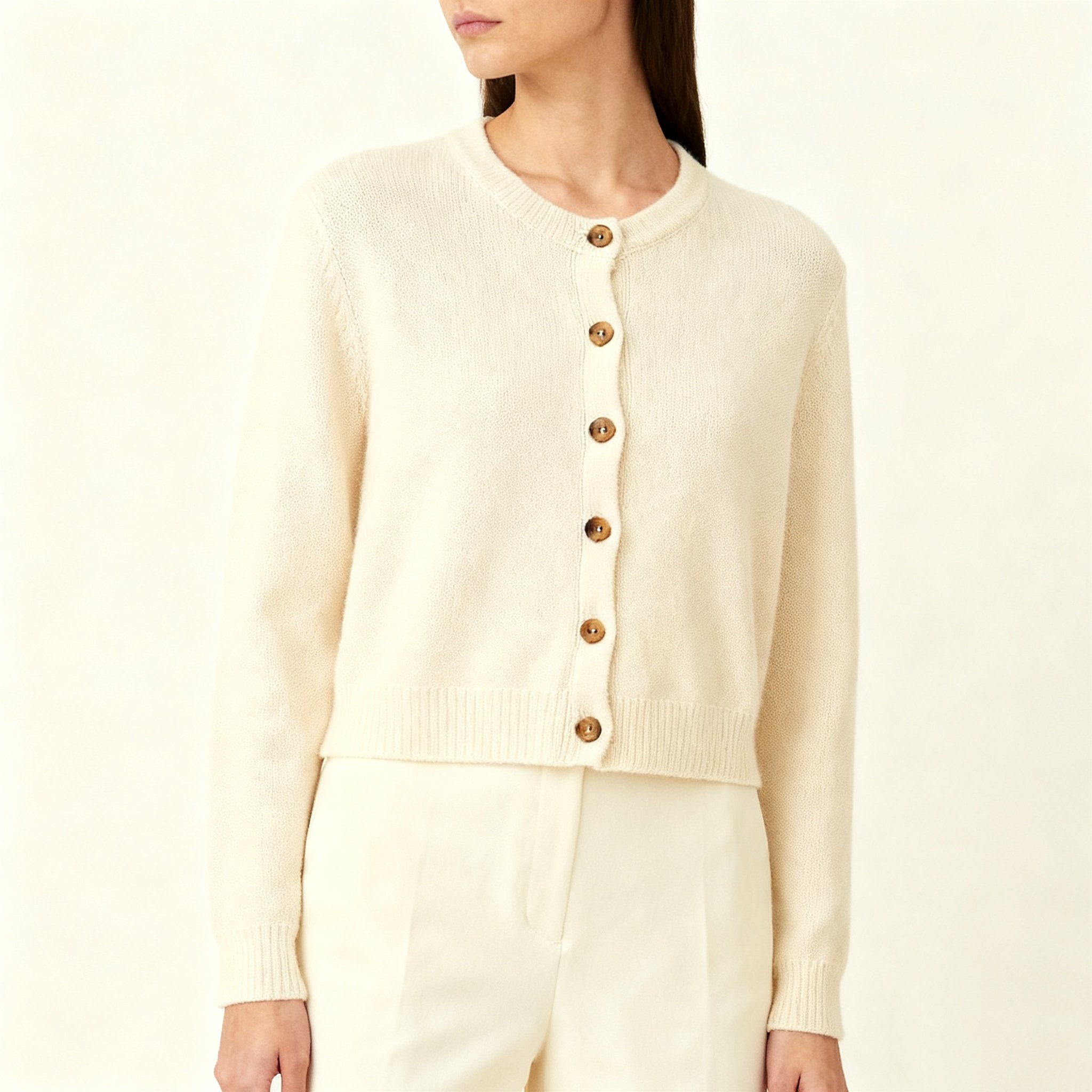 세련된 디자인의 니트 가디건 버튼 디테일