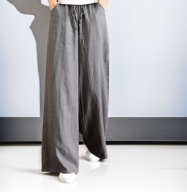 オフィスにも使えるシンプルなストレートパンツ