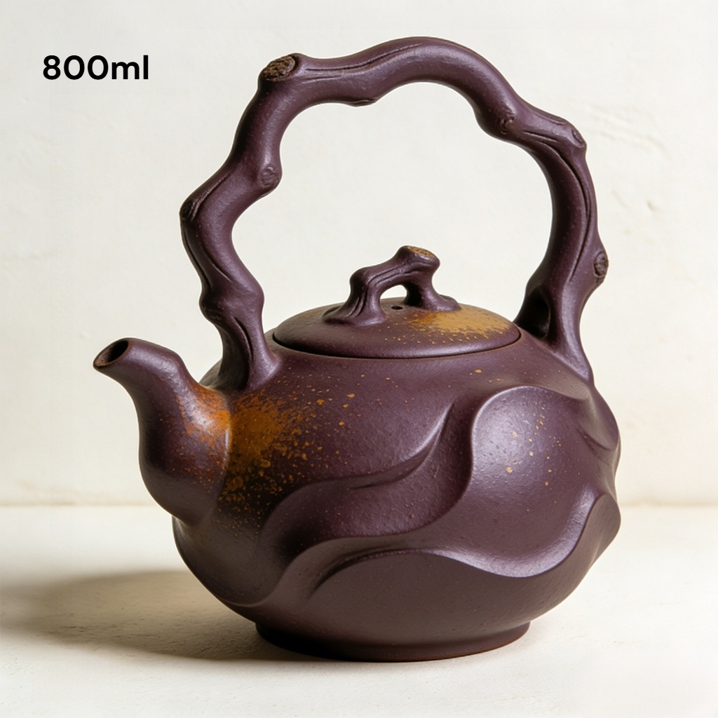 Tetera de cerámica sirviendo té caliente