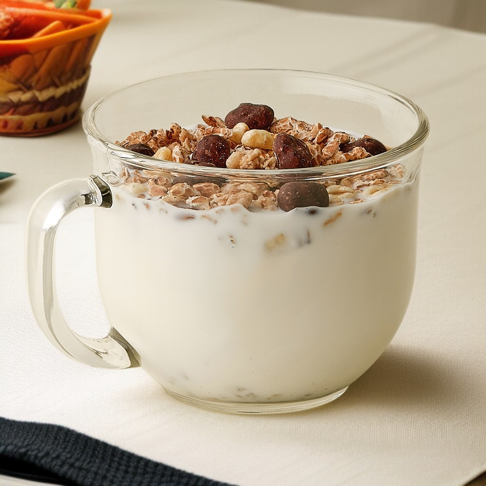 Przezroczysty szklany kubek na jogurt