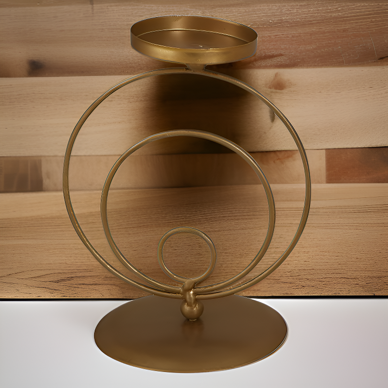 Candelabro alto con acabados en dorado para sala de estar