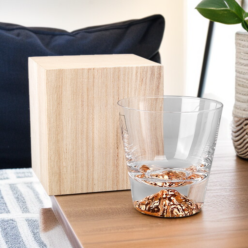 Szklanka z kotem w stylu japońskim i śnieżną Górą Fuji