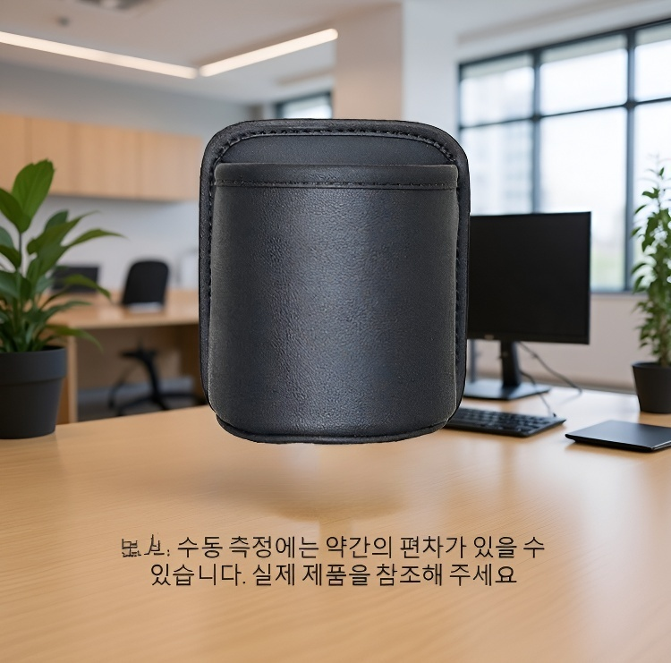 운전석 도어에 부착된 실용적인 수납함