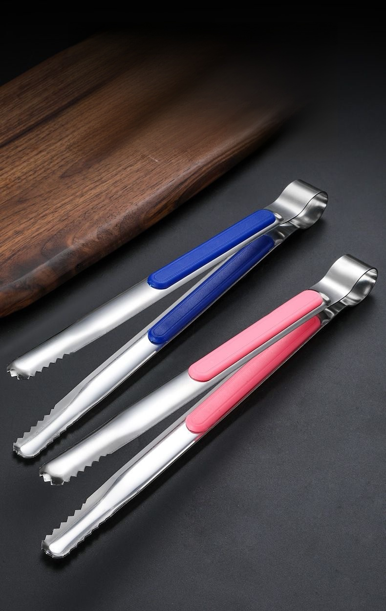 캠핑용 바베큐 집게 클로즈업 이미지