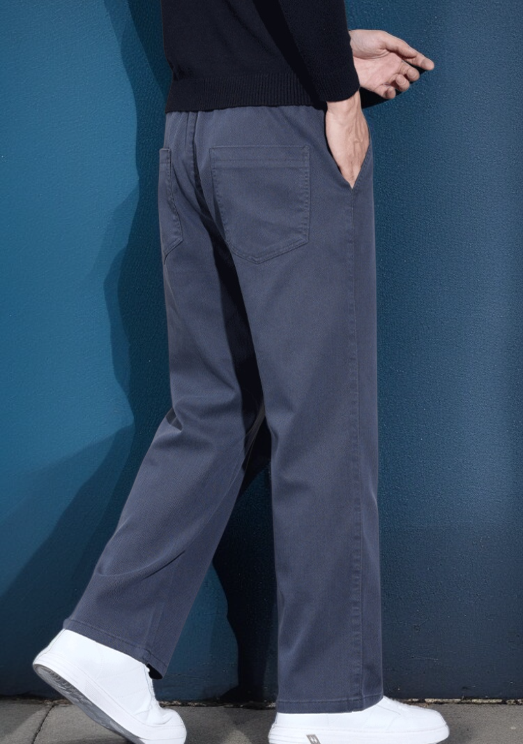 모던한 디자인의 남성 와이드 팬츠