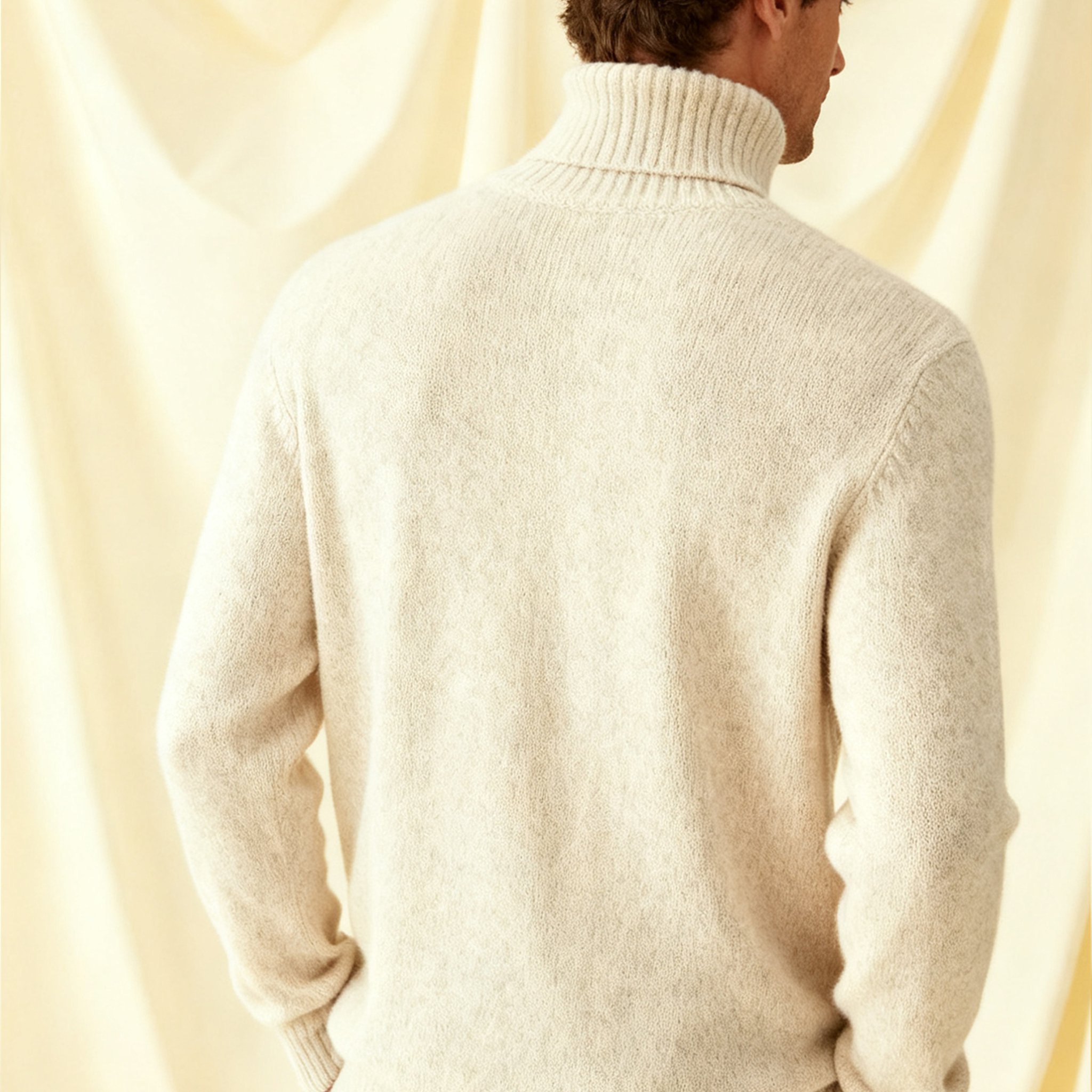 모델이 착용한 하이넥 스웨터