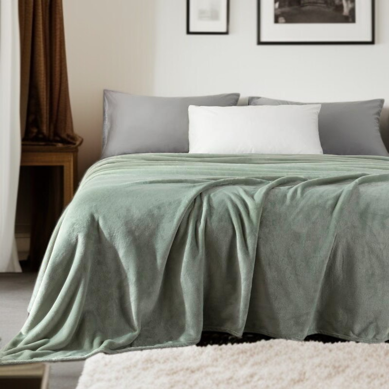 침실에 놓인 북유럽풍 플란넬 담요