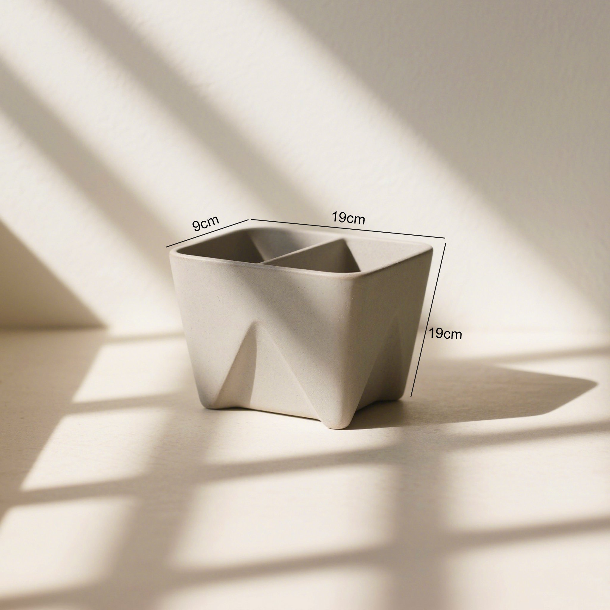 キッチンカウンターに置かれた箸収納バスケット