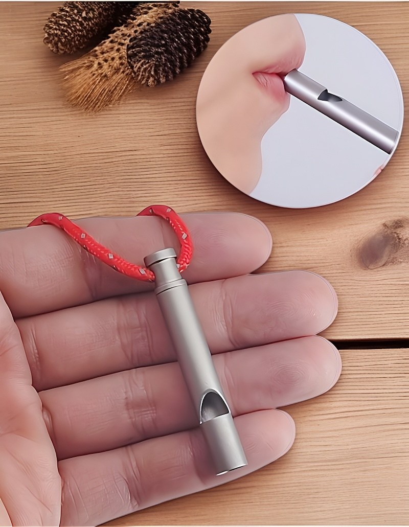 캠핑장에서 사용하는 생존용 호루라기