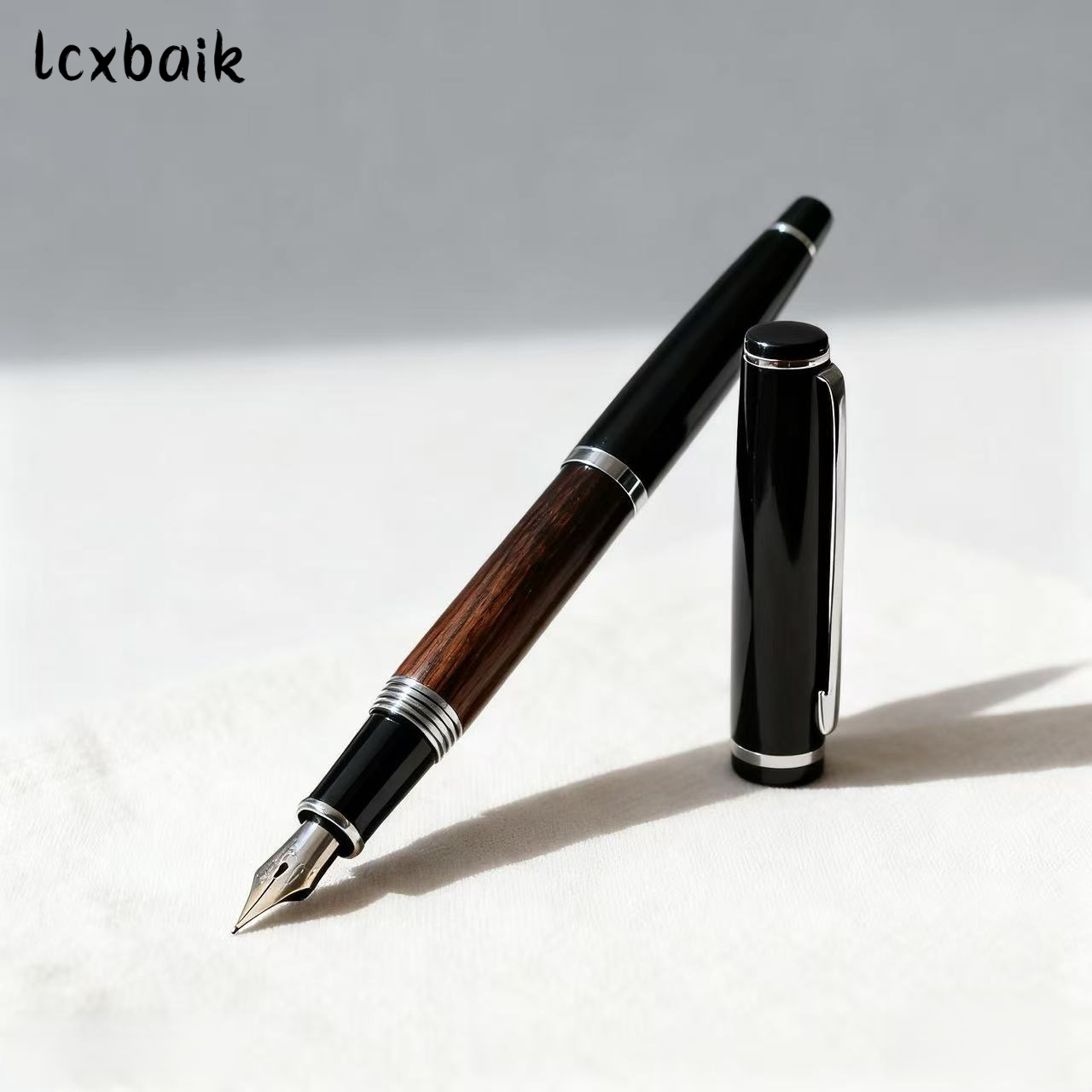 성인들은 만년필로 글쓰기 연습을 합니다.