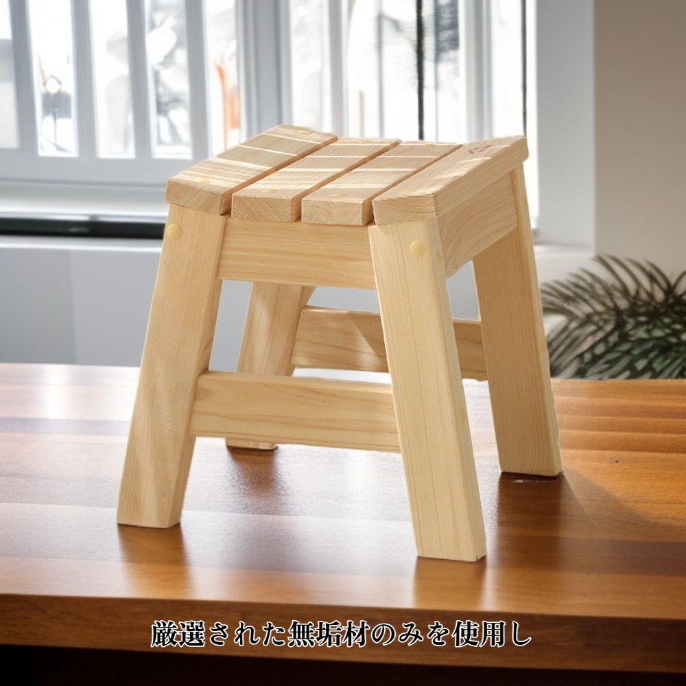 無垢材の小さなスツール