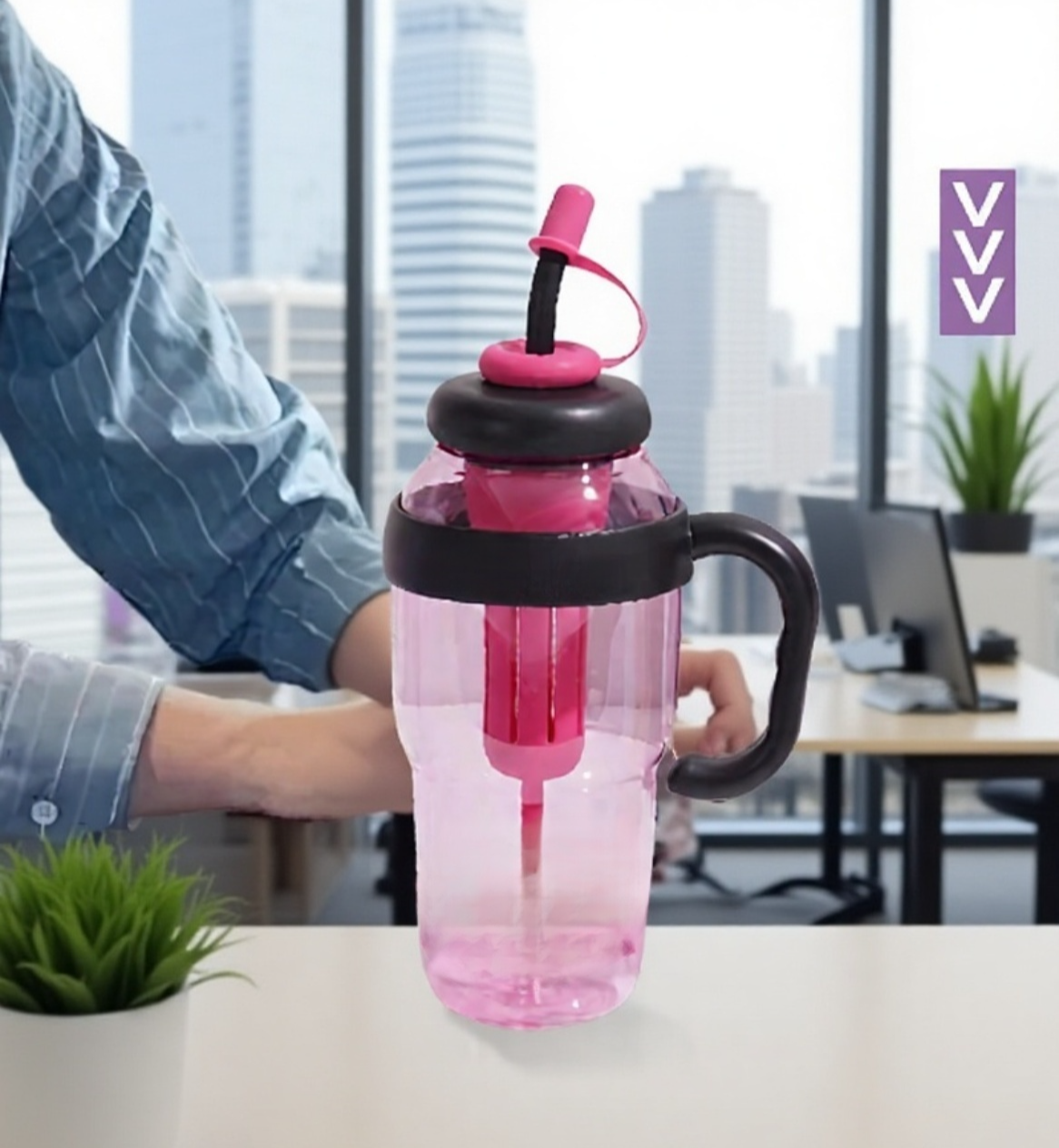 Detalle de la pajita integrada en la botella de agua