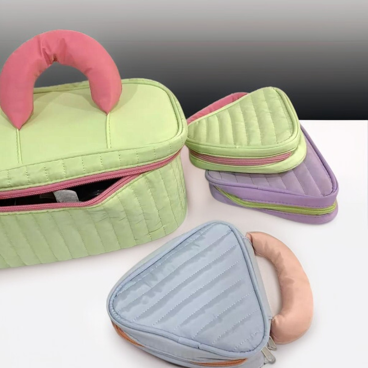 여행용 파우치로 활용하는 모습