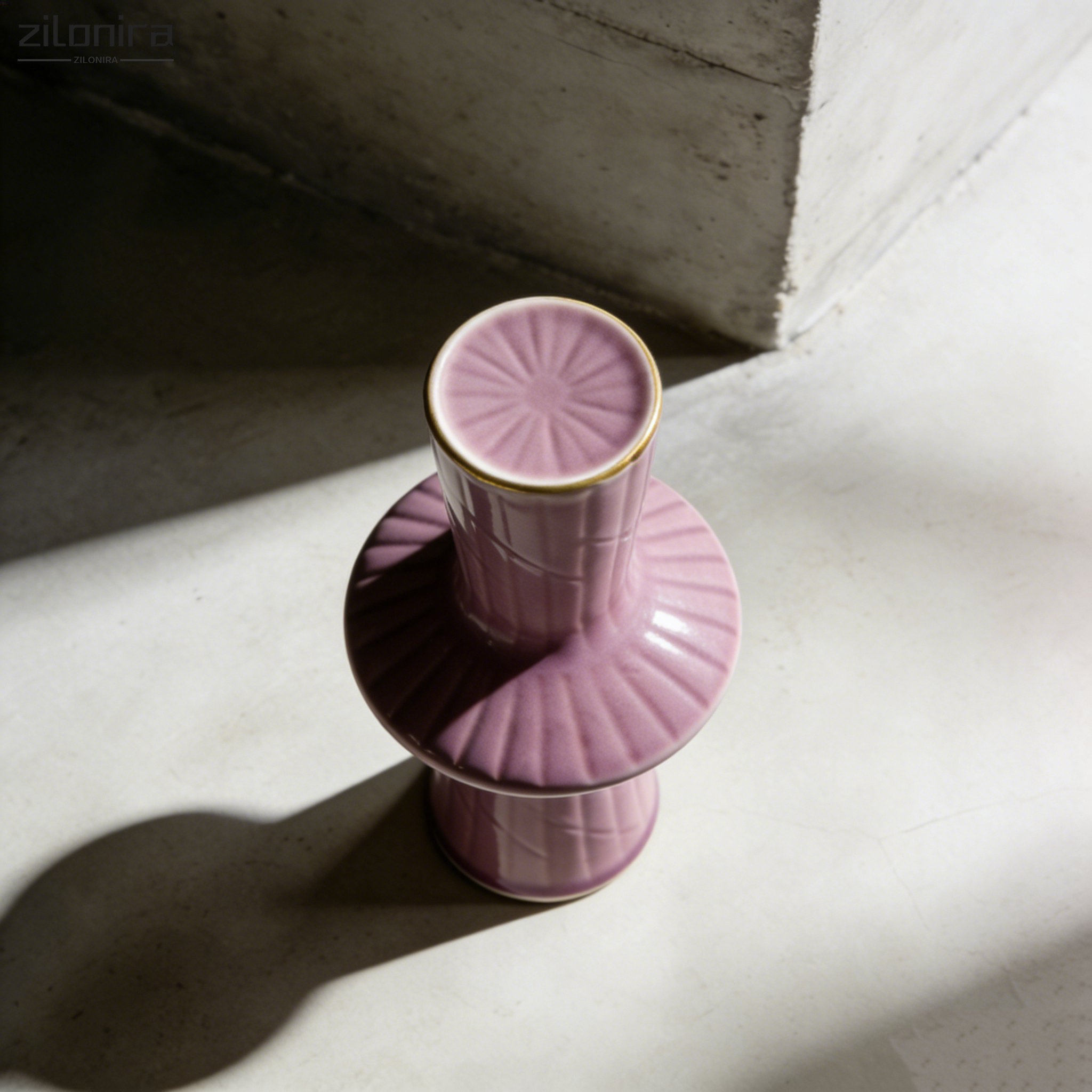 분홍색과 보라색 질감의 세라믹 화병