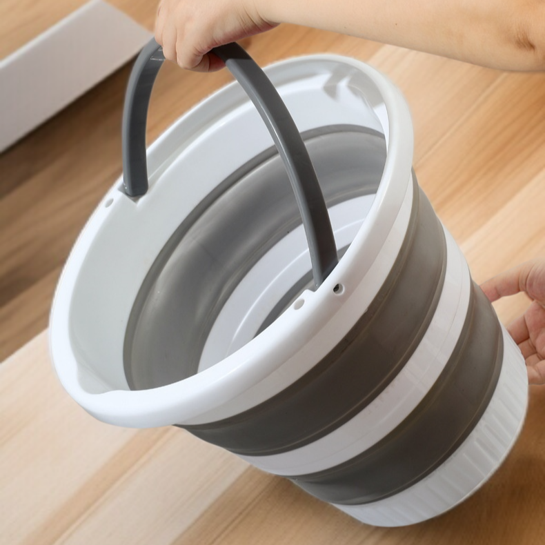 Kunststoff-Eimer gefüllt mit Wasser, wasserdicht