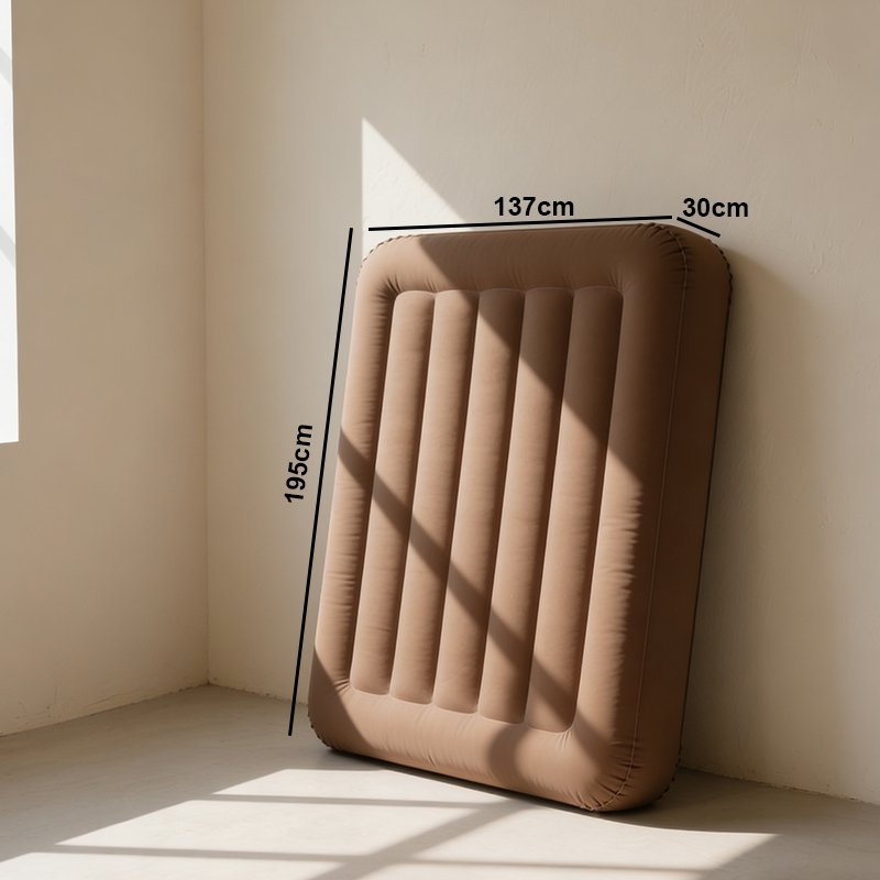 コンパクトに収納されたエアマットレス