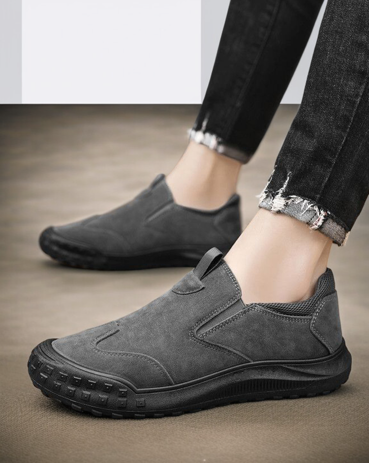 デイリー使いに最適な耐摩耗性スニーカー