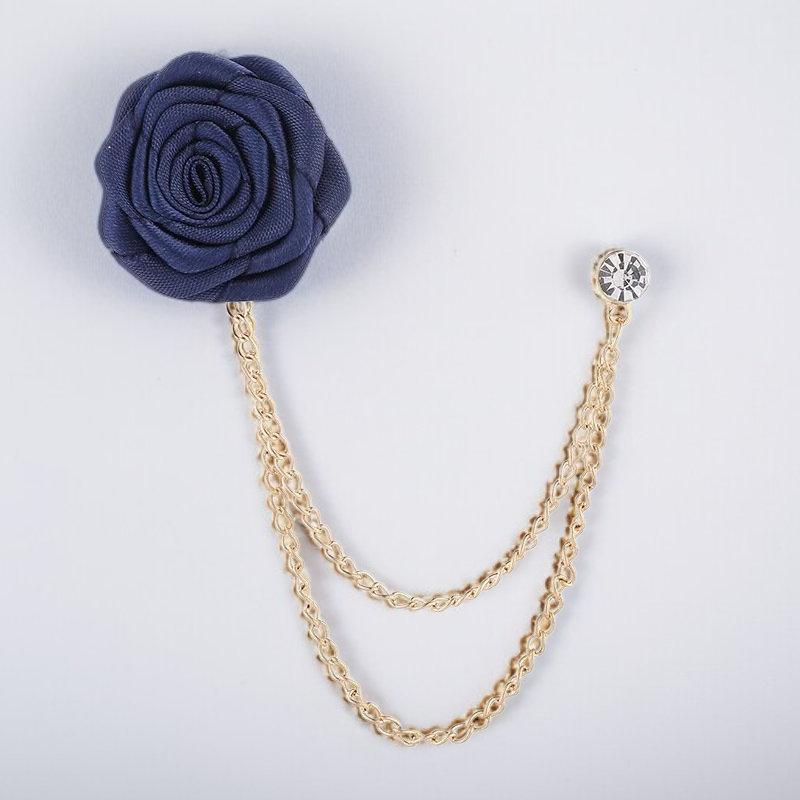 Schmuckstück: Brosche mit dunkler Rose