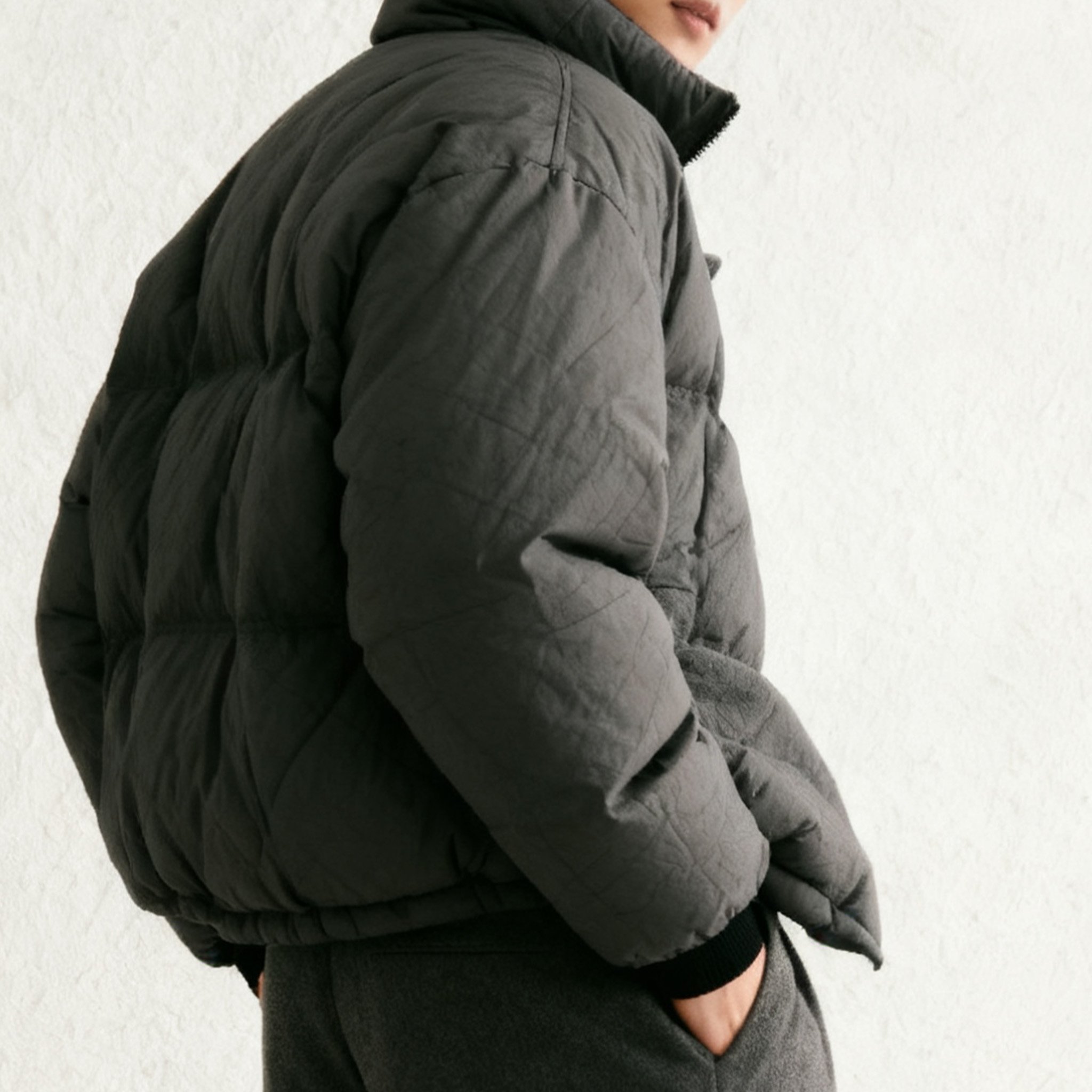 스타일리시한 그레이 롱 패딩 정면 모습