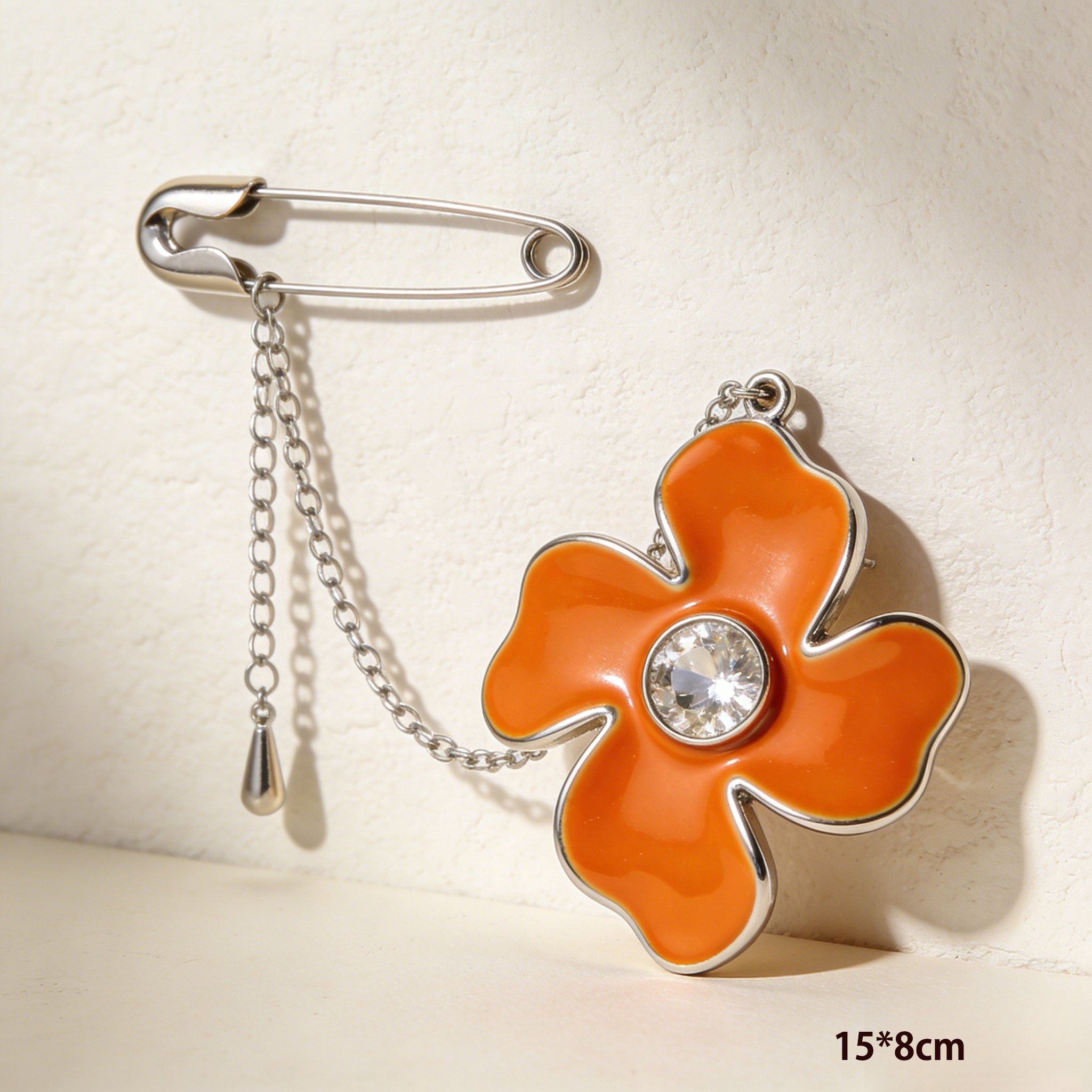 パーティードレスに合わせた花飾りブローチ