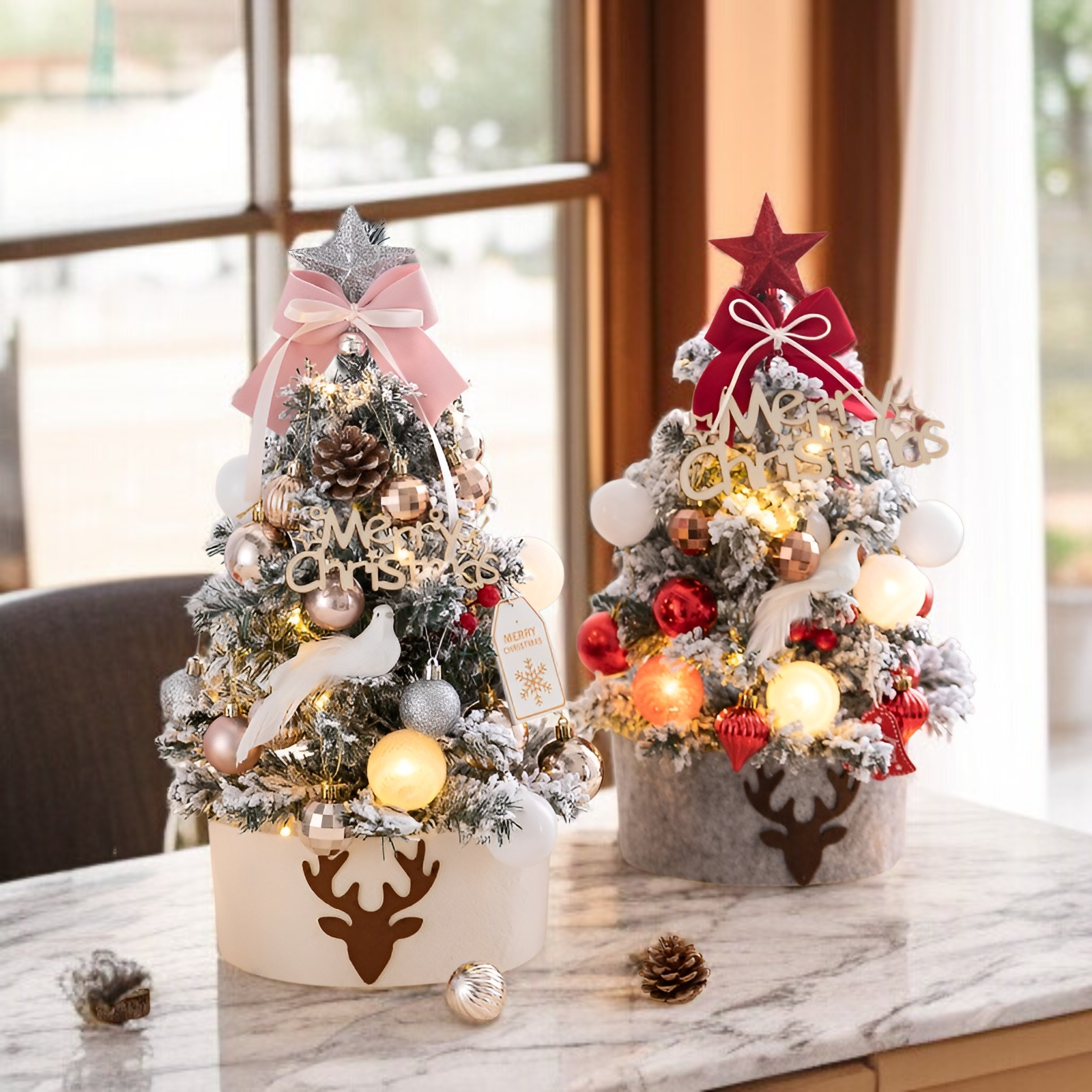 아기자기한 장식이 달린 미니 트리