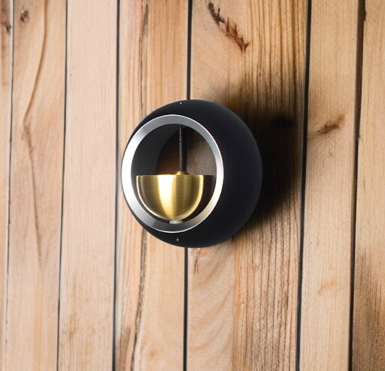 玄関に飾られた純真鍮風鈴掛け