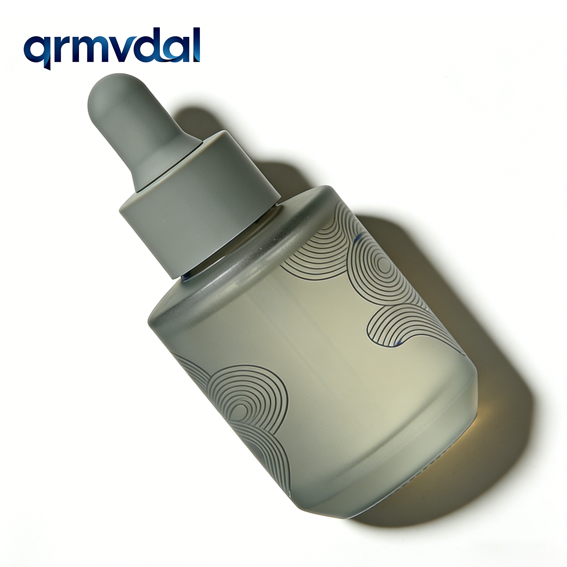 美白エッセンスを手に取る女性