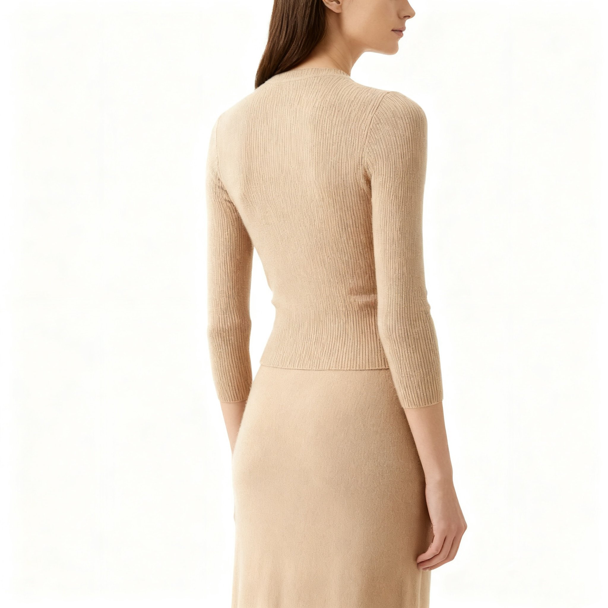 여성이 착용한 카페색 슬림핏 원피스 세트