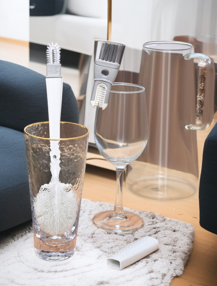 물컵 청소에 적합한 브러쉬 사용 장면