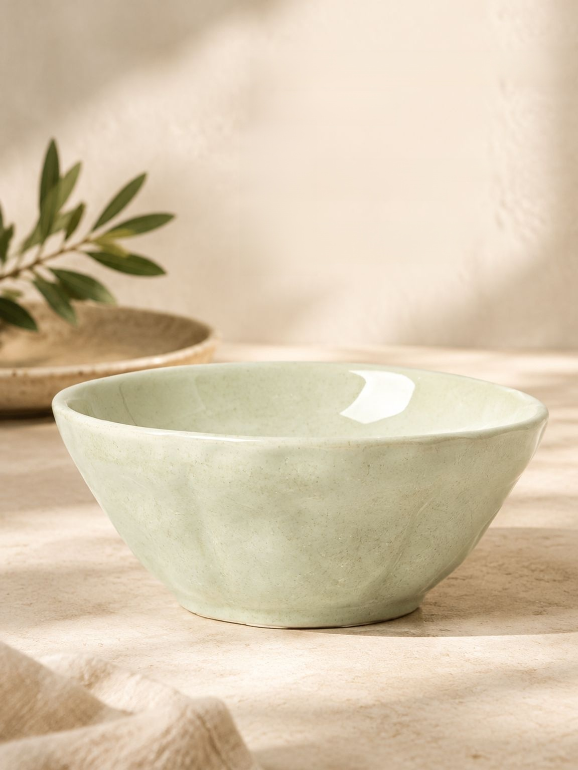 Conical ceramic noodle bowl for ramen and soup