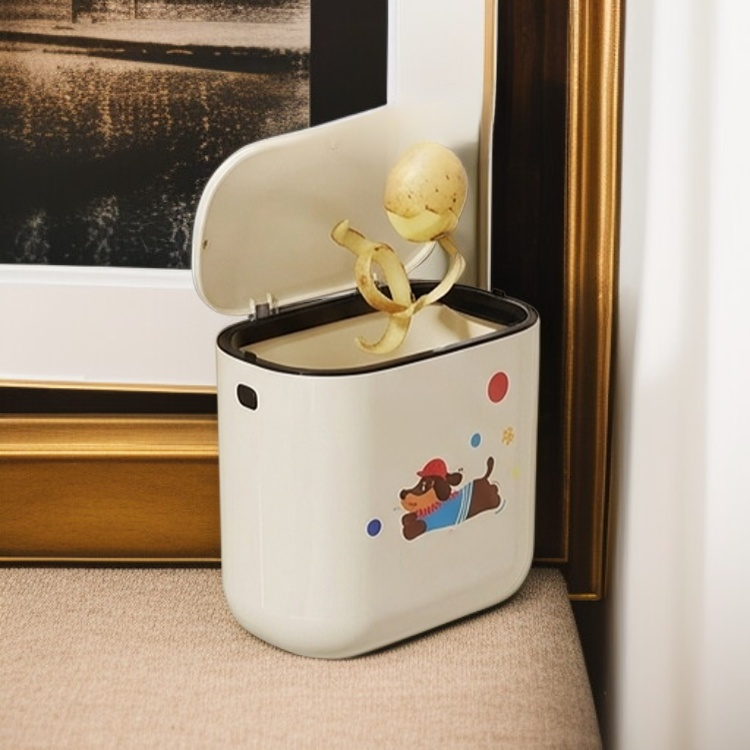 Großer wandmontierter Mülleimer mit Deckel in moderner Küche