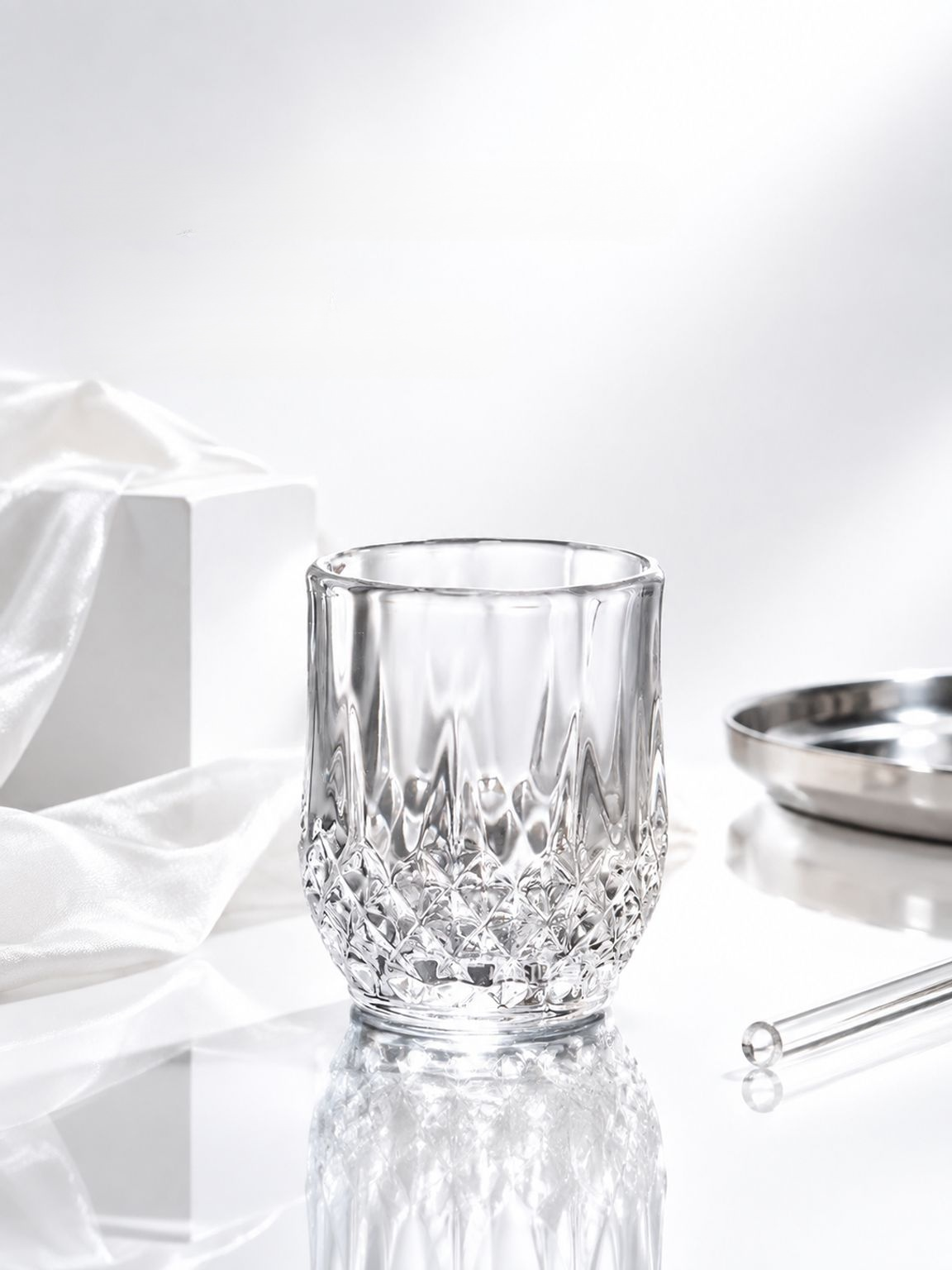 Detail van het decoratieve diamantpatroon op het glazen whiskyglas
