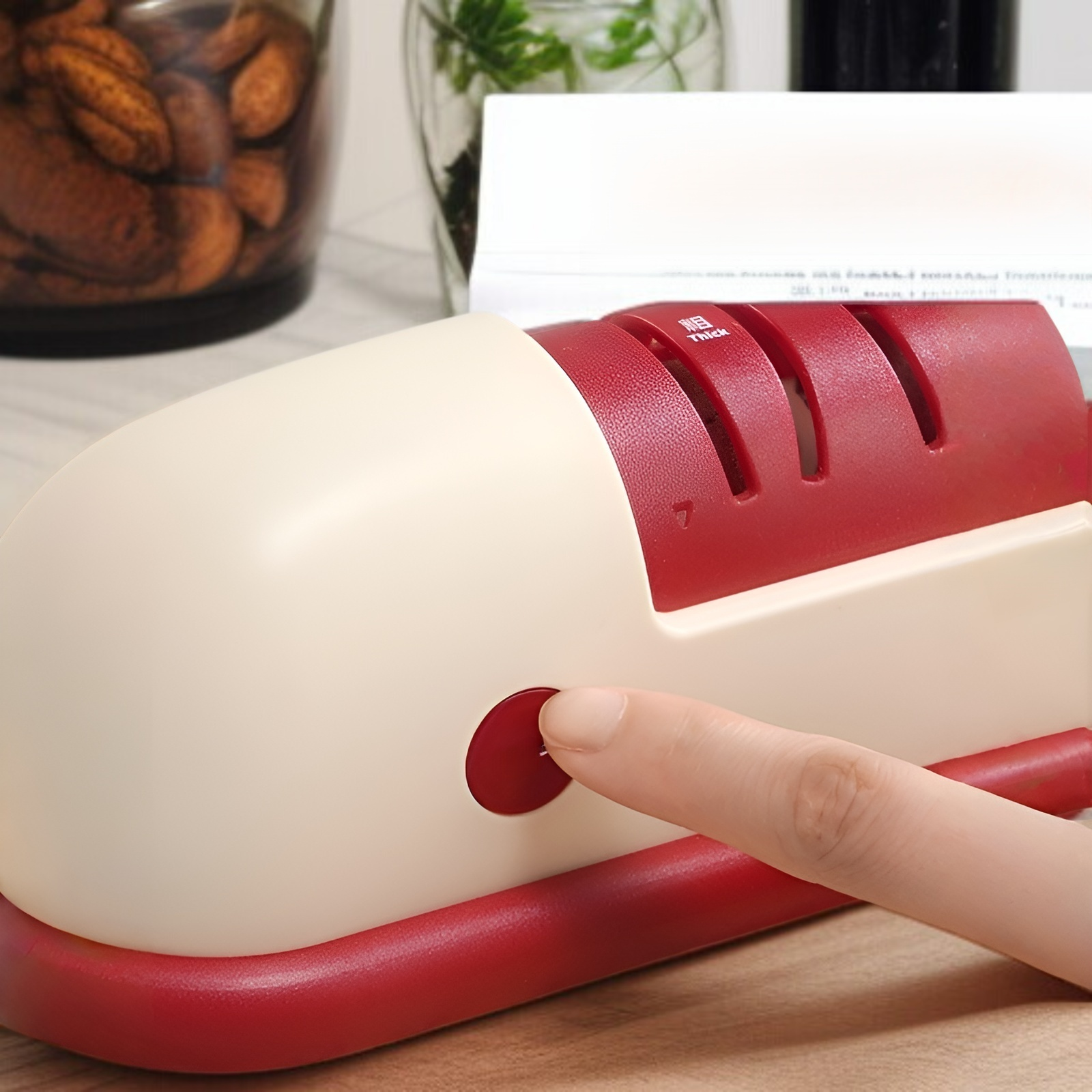 コンパクト設計のキッチン用電動包丁研ぎ器