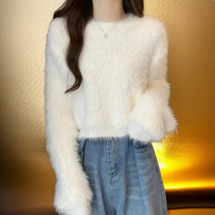 女性用緩い薄手ニットトップショート模造ミンクセーター着用イメージ