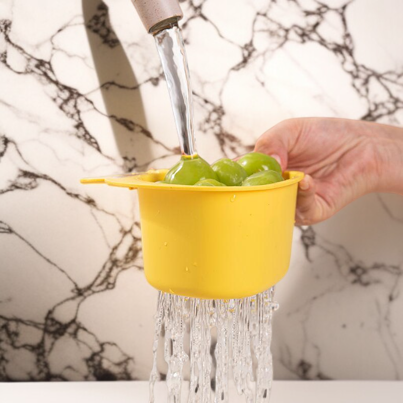 현대적인 주방 인테리어와 잘 어울리는 과일 트레이