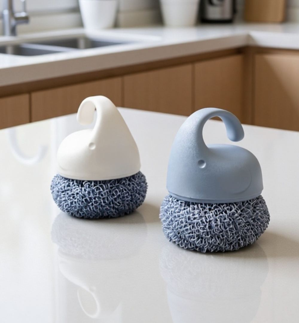 食器洗いブラシで皿を洗っている様子