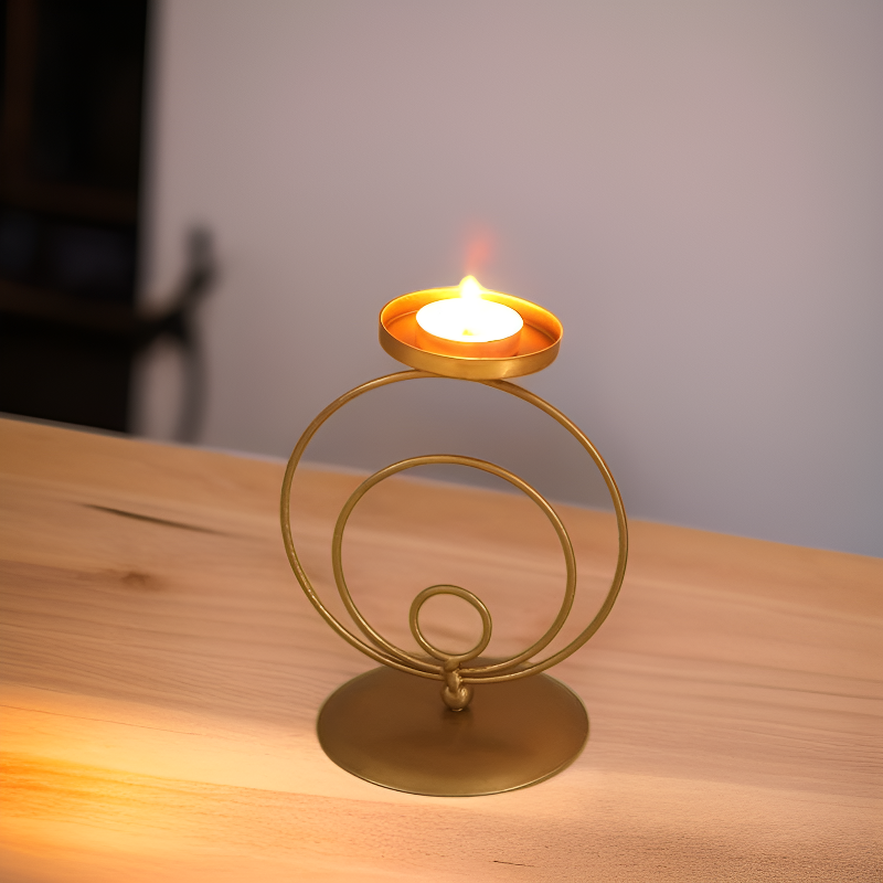 Candelabro alto de hierro con arte en metal dorado