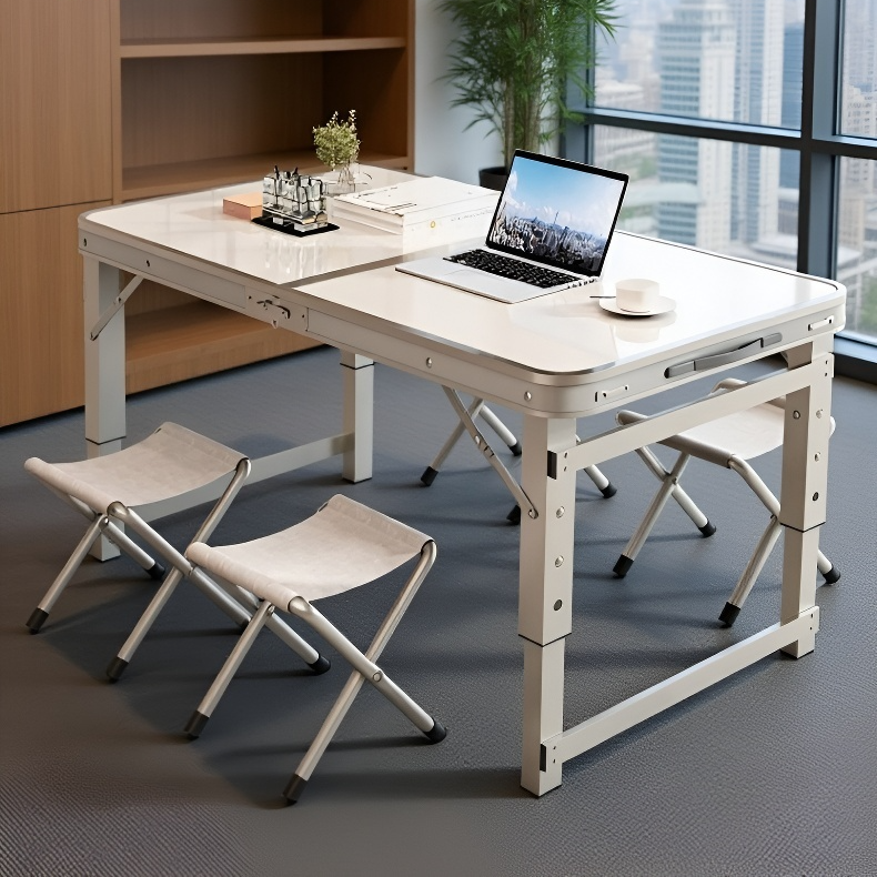 피크닉 매트 위에 놓인 휴대용 테이블