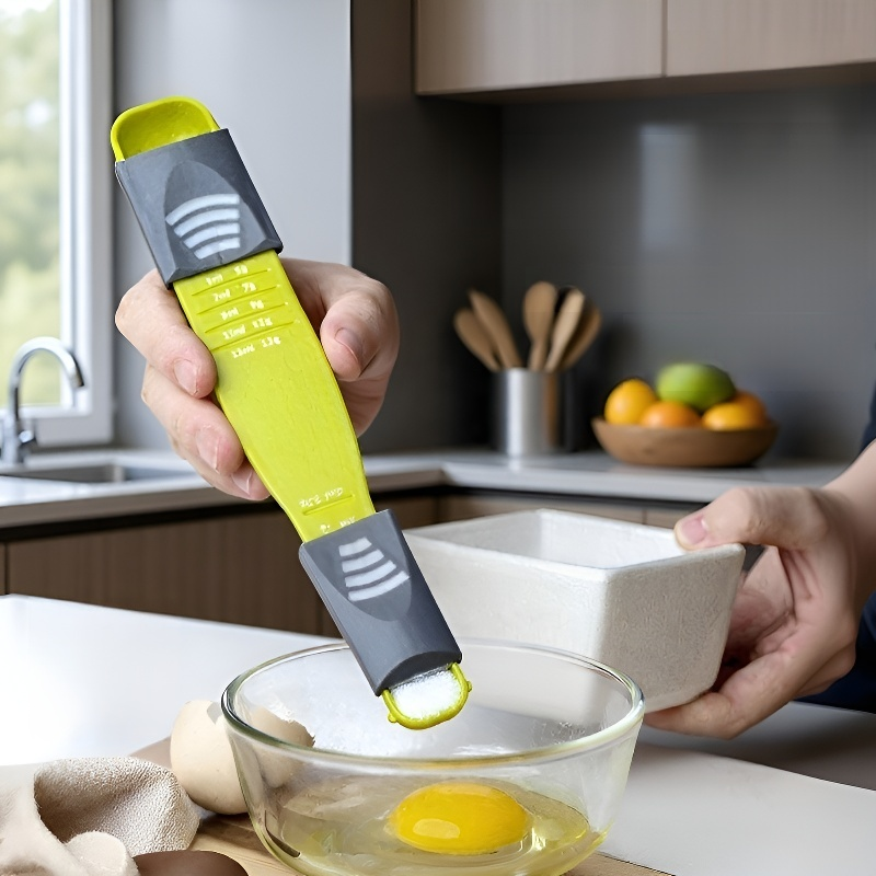 Cuchara medidora ajustable para uso en la cocina.
