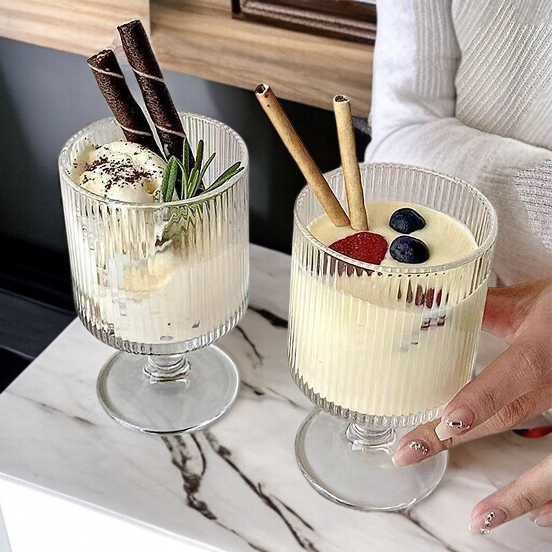 レトロなレリーフの脚付きグラス