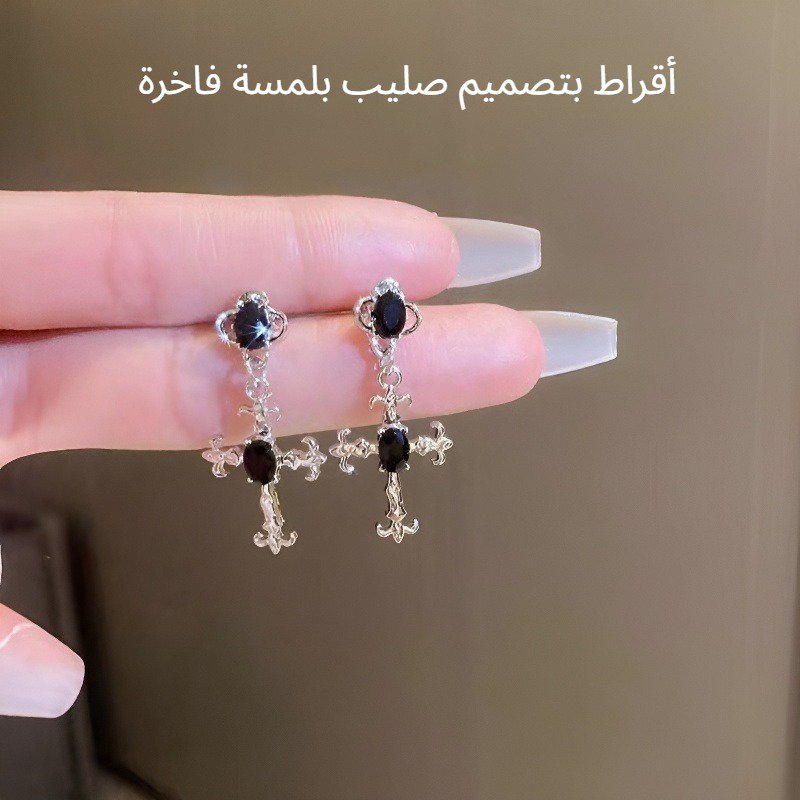 أقراط بتصميم صليب بلمسة فاخرة
