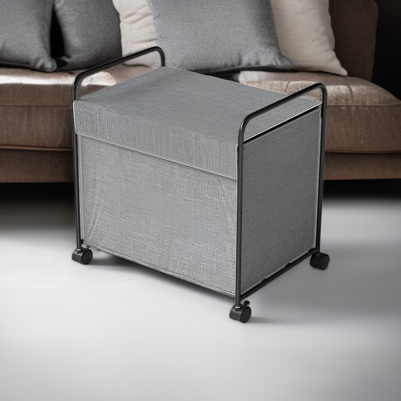 ベッドルームに置かれた汚れた衣類バスケット