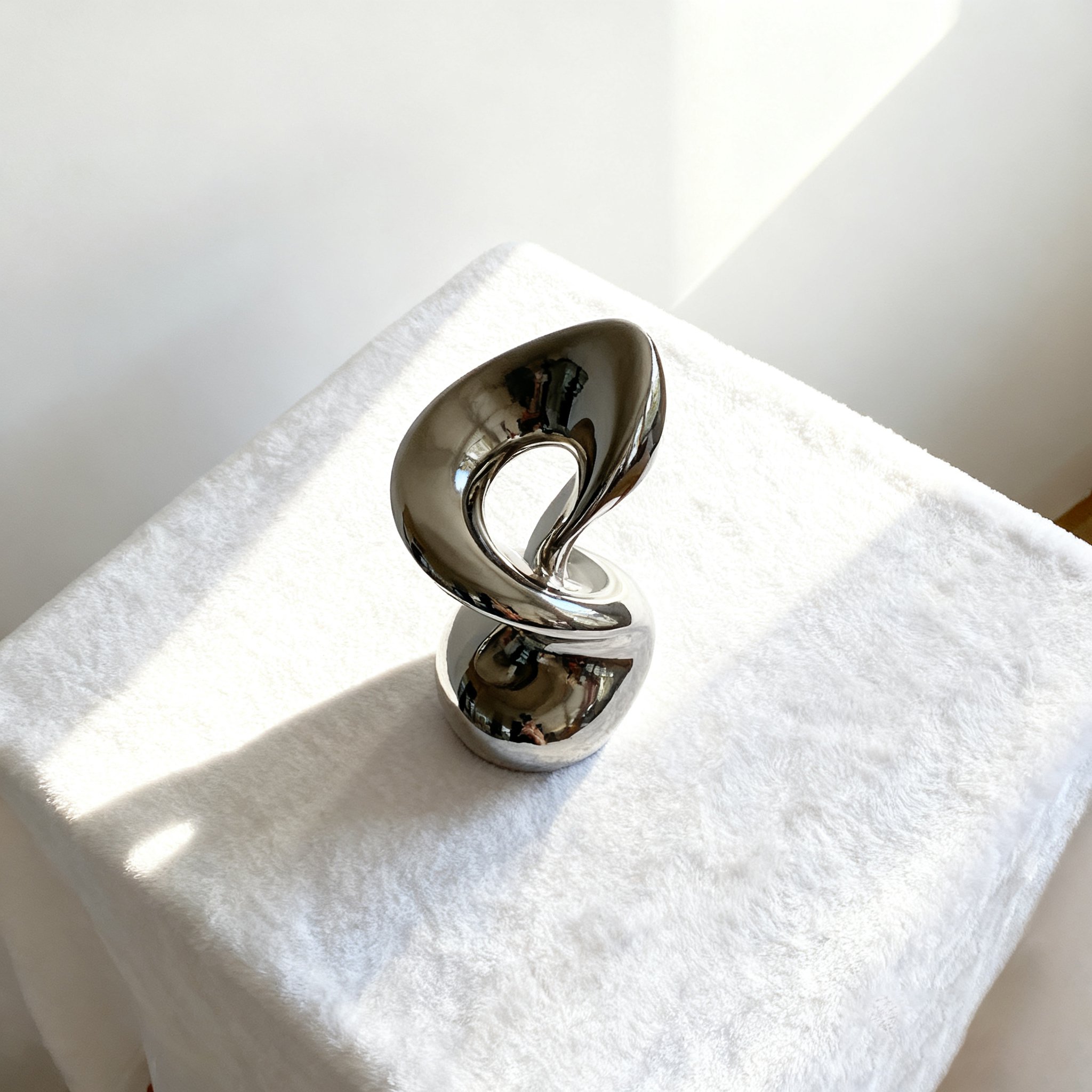 Escultura decorativa de acero inoxidable en ambiente moderno